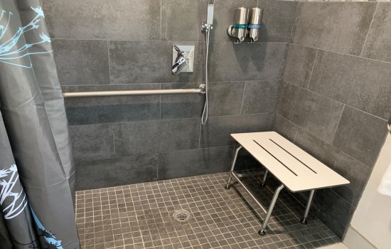 Welcome To Muir Lodge Motel - Roll-In Shower With Seat